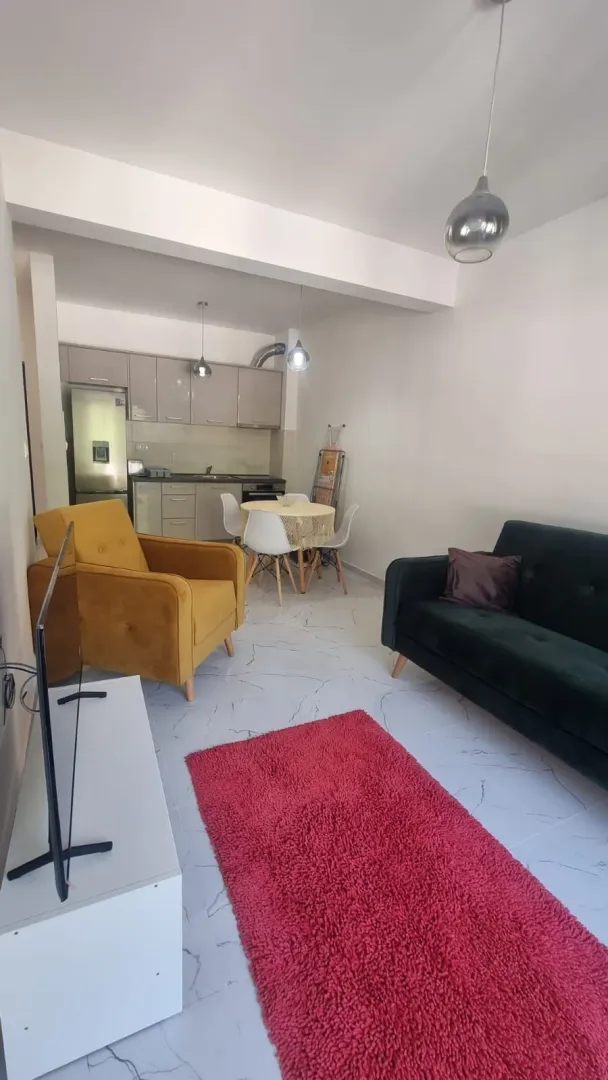 Dnevna soba povezana sa trpezarijom i kuhinjom.