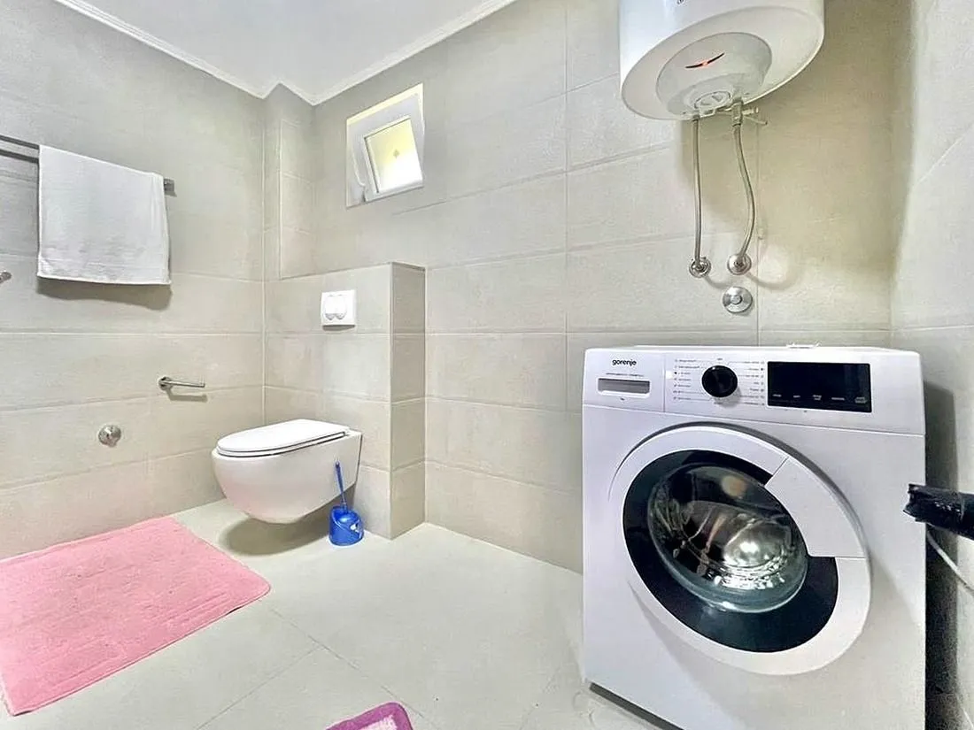 Kupatilo opremljeno sanitarijama, mašinom za veš i bojlerom.