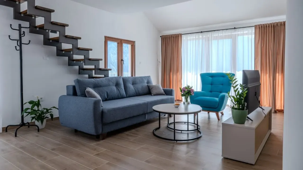 Izdavanje, dvosoban stan, 75m², Orahovac, Kotor