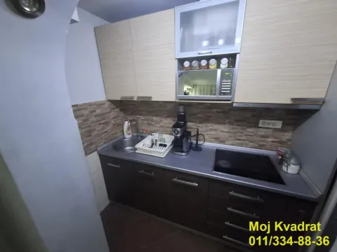 Manja kuhinja sa donjim i gornjim kuhinjskim elementima i ugrađenom pločom za kuvanje. - image 4