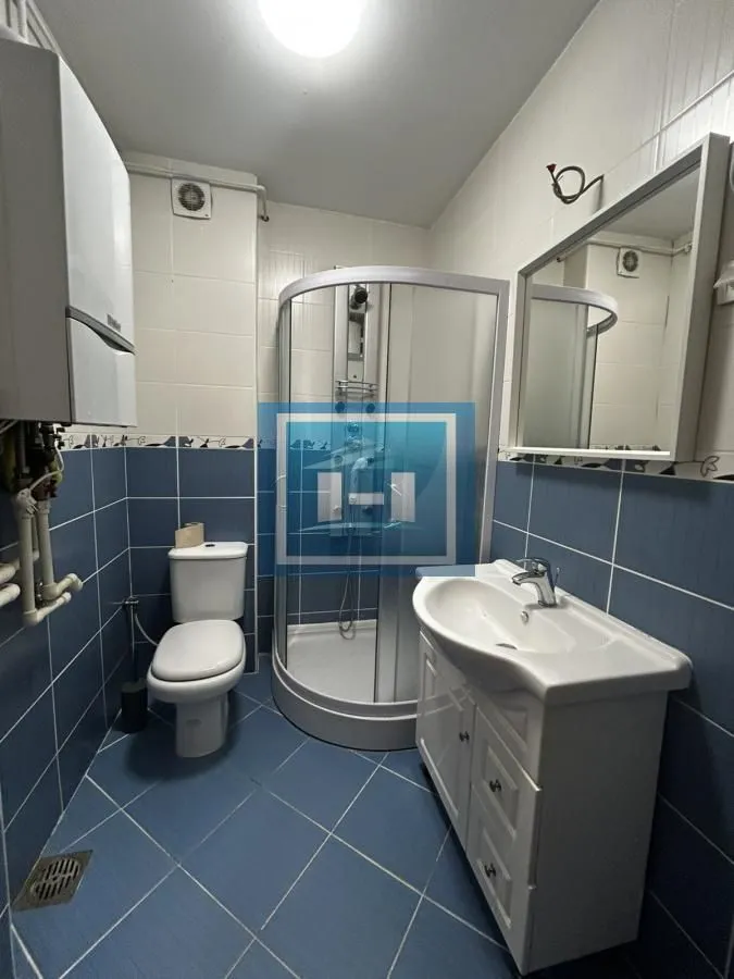 Kupatilo sa tuš kabinom, umivaonikom, WC šoljom i bojlerom.