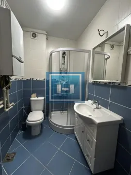 Kupatilo sa tuš kabinom, umivaonikom, WC šoljom i bojlerom. - image 22