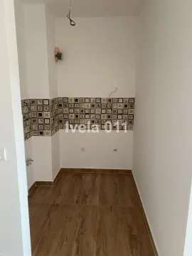 Prazna kuhinja sa pločicama na zidu i podu. - image 4