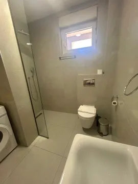 Moderne opremljeno kupatilo sa tuš kabinom i veš mašinom. - image 9
