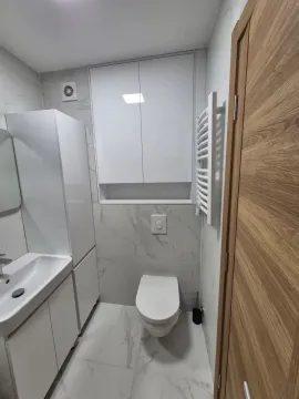 Moderne kupatilo sa bijelim elementima, umivaonikom i ugradnom wc šoljom. - image 14