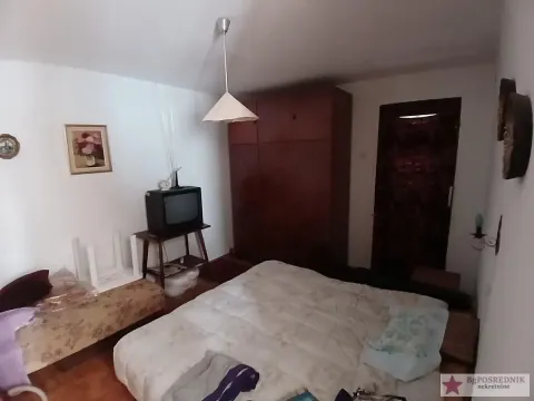 Nameštena spavaća soba sa bračnim krevetom, ormanom i televizorom. - image 17