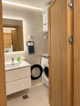 Moderne kupatilo sa umivaonikom, ogledalom i mašinom za veš. - image 6