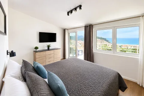 Furnished bedroom with a double bed and a sea view. - image 6