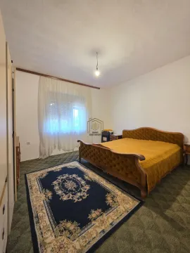 Spavaća soba sa bračnim krevetom, tepihom i prozorom. - image 11