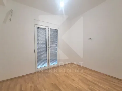 Prazna svijetla soba sa parketom i balkonskim vratima. - image 2