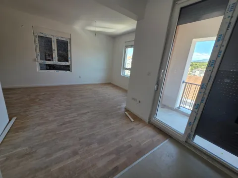 Empty room with parquet flooring and access to the terrace. - image 6