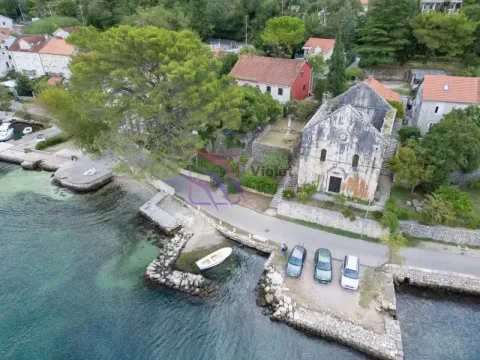 Pogled iz vazduha na imanje pored mora sa starom kamenom kućom i prilazom. - image 5