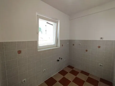 Manja prazna kuhinja sa pločicama i prozorom. - image 4