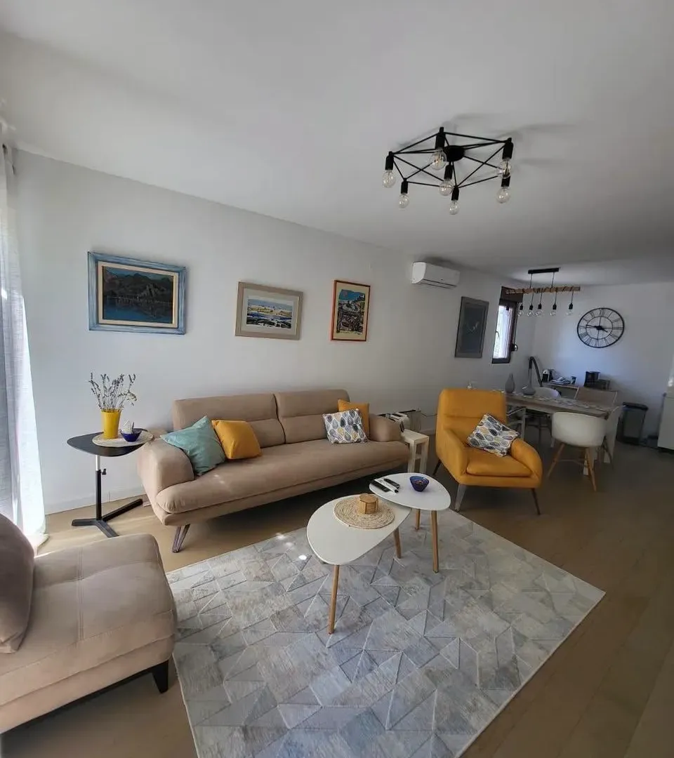 Izdavanje, dvosoban stan, 70m², Tivat, Crna Gora