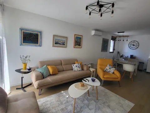 Izdavanje, dvosoban stan, 70m², Tivat, Crna Gora - image 11