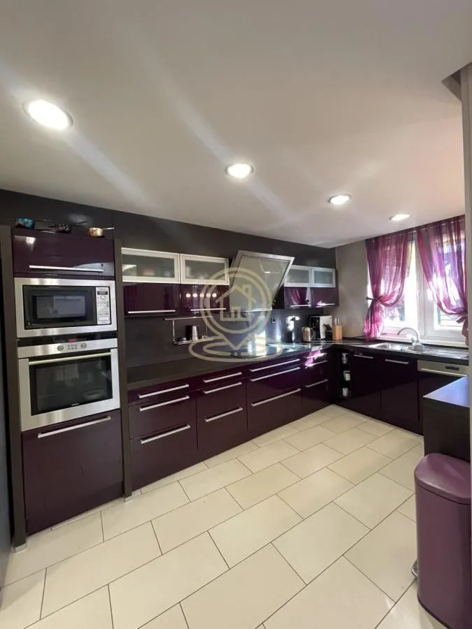 Izdavanje, stan, 310m², Grbavica, Novi Sad Sve Podlokacije