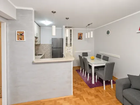 Otvorena kuhinja sa šankom i trpezarijom. - image 3