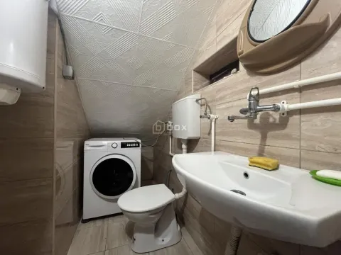 Manje kupatilo sa umivaonikom, WC šoljom i veš mašinom. - image 11