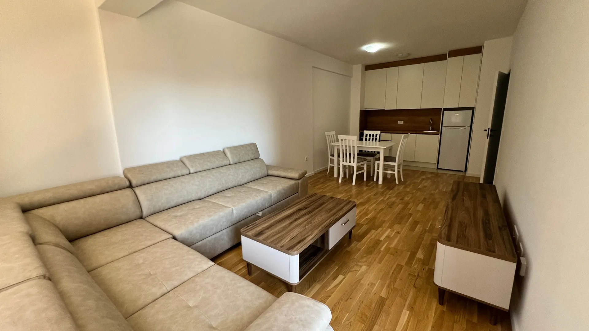 Izdavanje, dvosoban stan, 64m², Stari Aerodrom, Podgorica