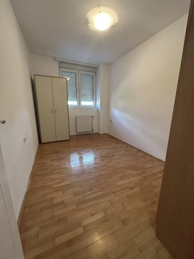 Izdavanje, dvosoban stan, 68m², Centar, Niš