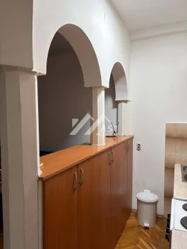 Pogled na deo kuhinje sa elementima i dekorativnim lukovima. - image 12