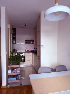Manja kuhinja sa trpezarijskim stolom i ugradnim elementima. - image 3