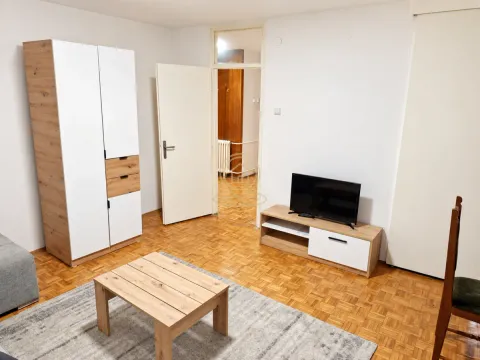 Dnevna soba sa garniturom, TV komodom i drvenim podom. - image 3