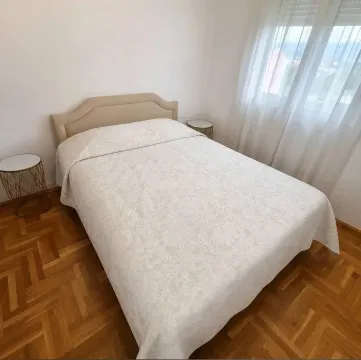 Svijetla spavaća soba sa bračnim krevetom, parketom i prozorom sa zavjesama. - image 6