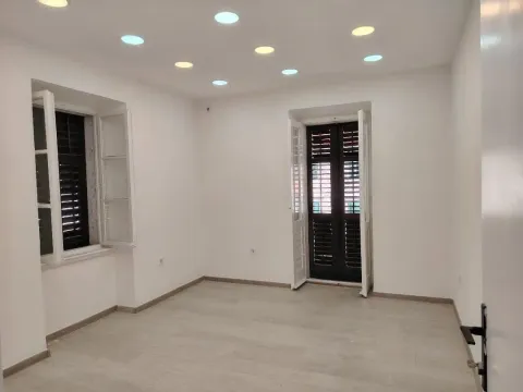 Rent, two bedroom apartment, 60m², Centar, Kotor - image 3