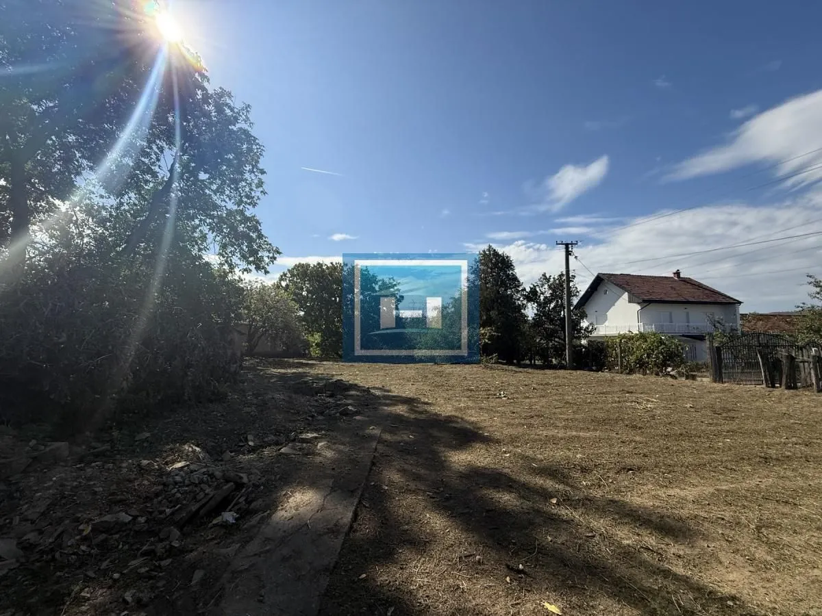 Pogled na dvorište i okolni prostor sa kućom u pozadini.