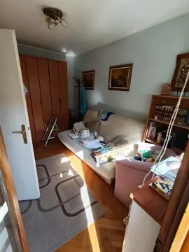 Manja soba sa krevetom na razvlačenje, plakarom i policom za knjige. - image 4