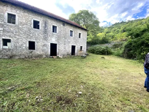 Fasada stare kamene kuće sa dvorištem. - image 4