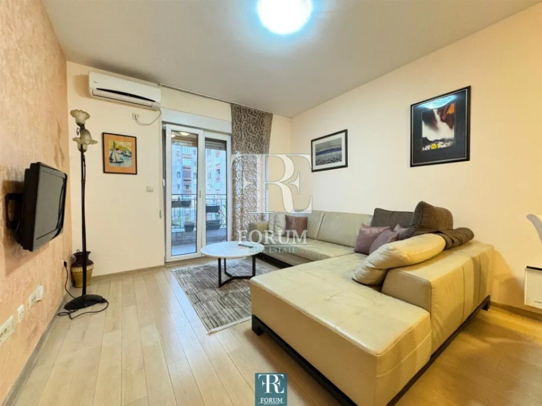 Izdavanje, dvosoban stan, 70m², Blok 6, Podgorica