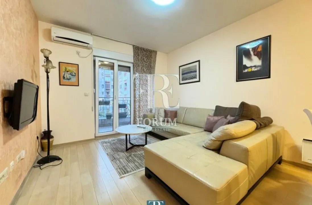 Izdavanje, dvosoban stan, 70m², Blok 6, Podgorica