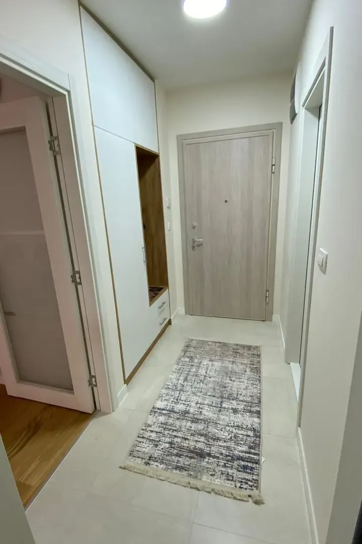 Izdavanje, trosoban stan, 47m², Central Point, Podgorica