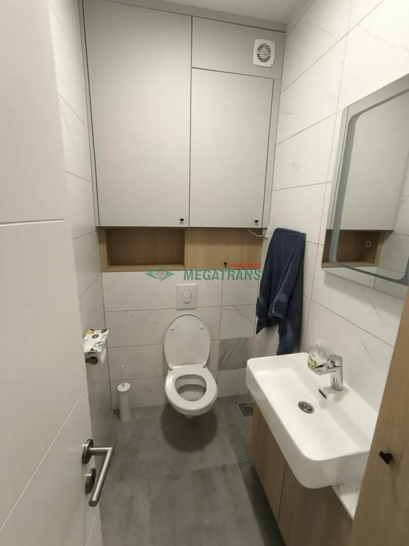 Manje kupatilo sa modernim umivaonikom, WC šoljom i ugradnim elementima.