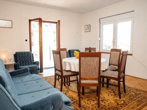 Izdavanje, dvosoban stan, 91m², Škaljari, Kotor - image 2