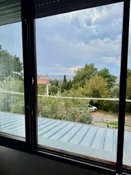 Pogled kroz prozor na okolno zelenilo i prirodu. - image 13