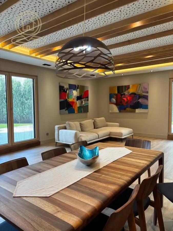 Izdavanje, četvorosoban stan, 150m², Savski Venac, Beograd