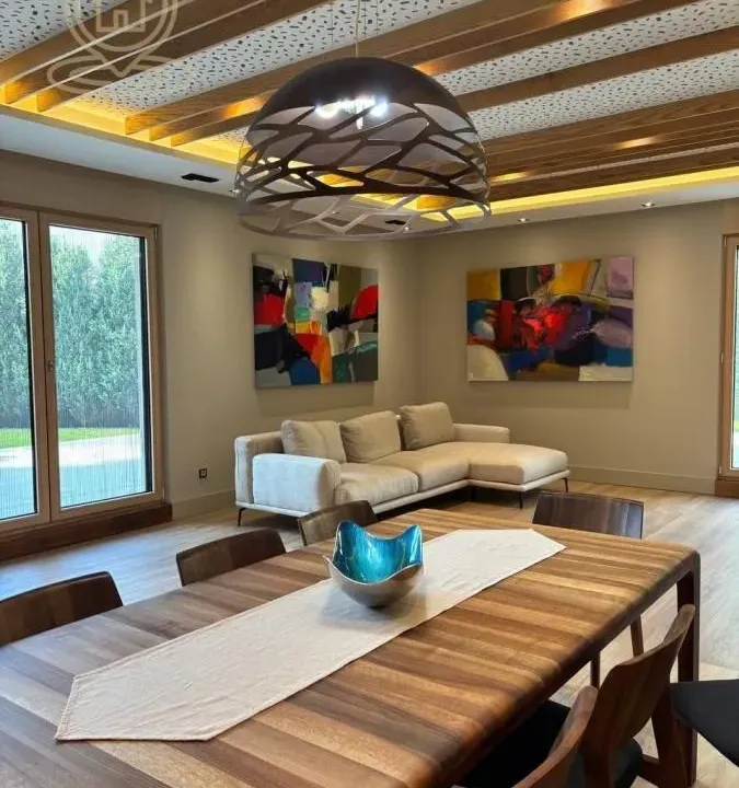 Izdavanje, četvorosoban stan, 150m², Savski Venac, Beograd