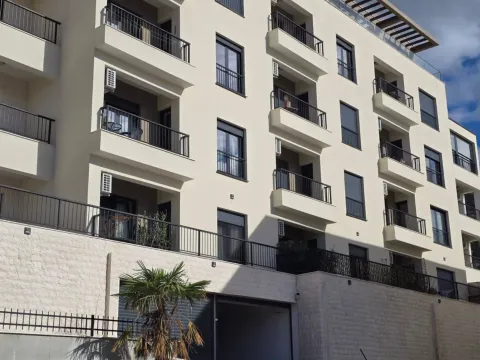 Rent, two bedroom apartment, 61m², Tivat, Crna Gora - image 6
