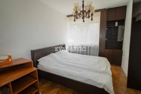 Nameštena spavaća soba sa bračnim krevetom, ormarom i lusterom. - image 5