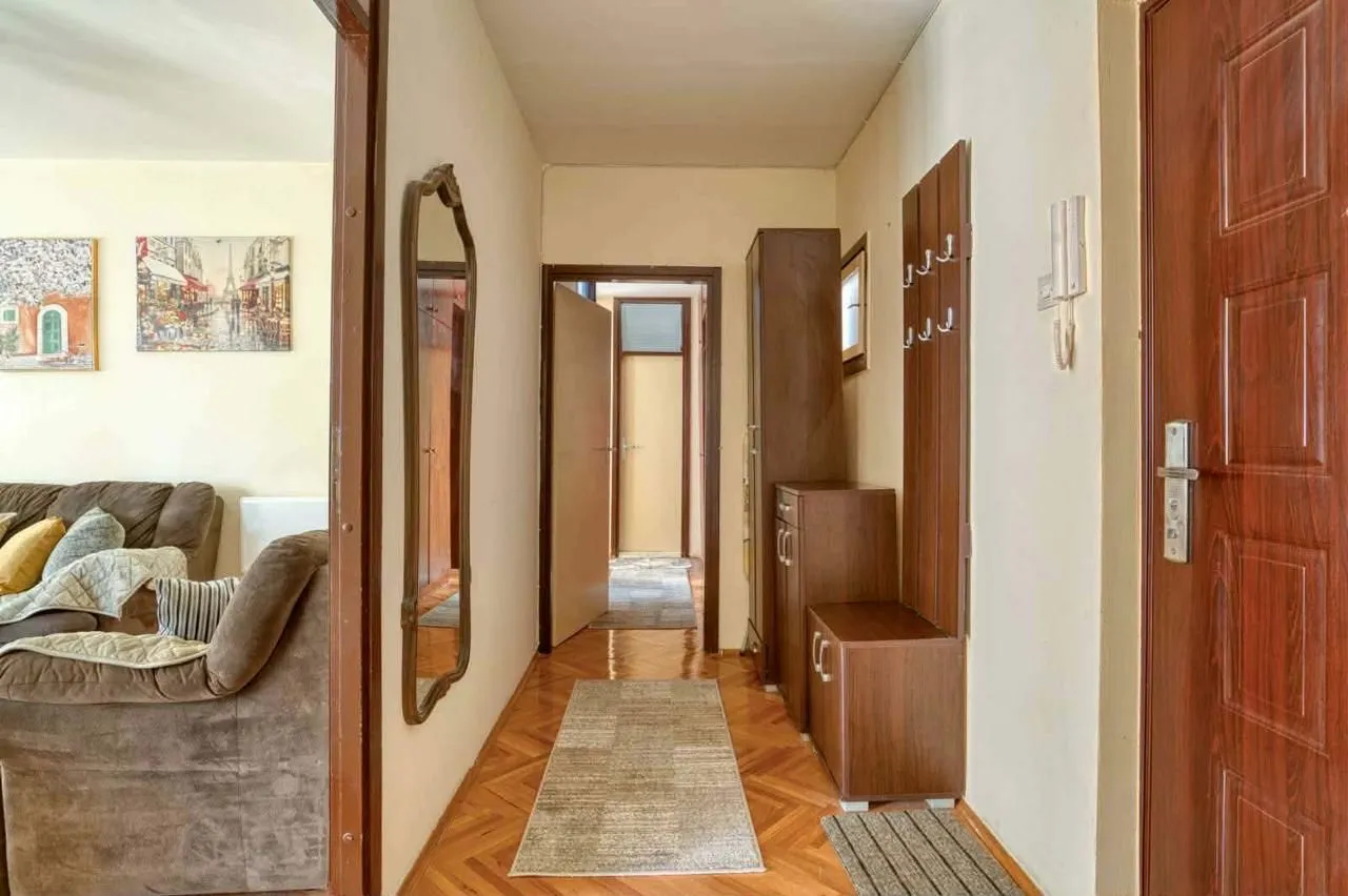 Izdavanje, dvosoban stan, 64m², Centar, Bar