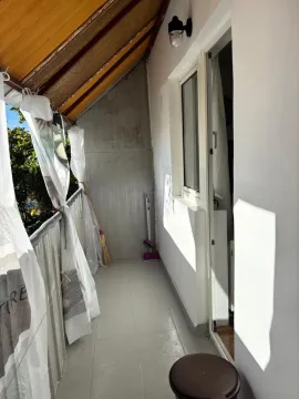 Natkriveni balkon sa ogradom i izlazom u prostoriju. - image 8