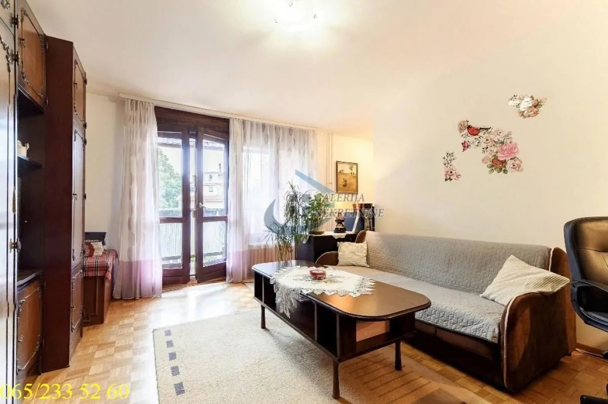 Living room with seating furniture and access to the terrace.