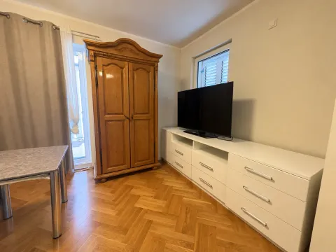 Dnevna soba sa parketom, drvenim ormarom i TV komodom. - image 11