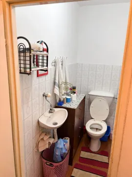 Manje kupatilo sa umivaonikom, WC šoljom i policama. - image 5