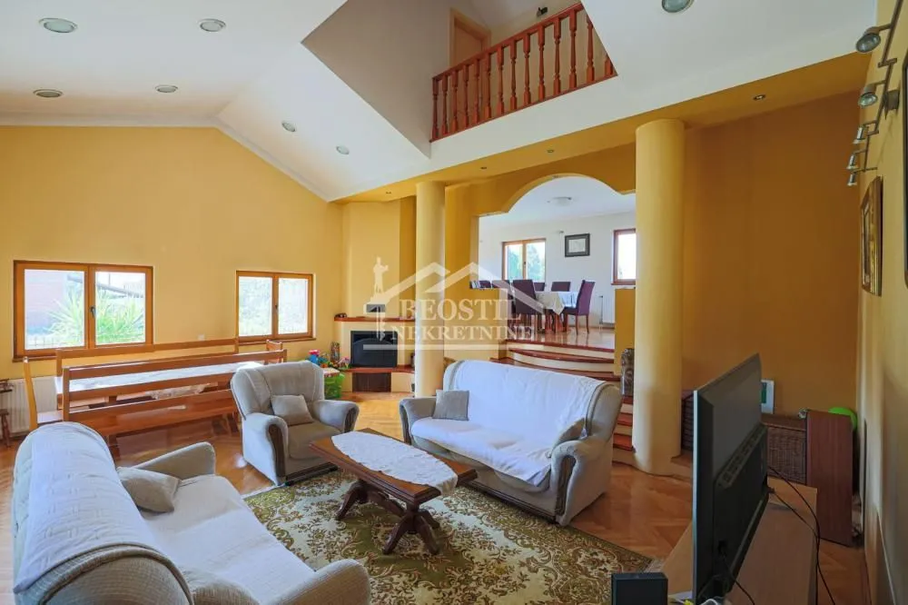 Prodaja, kuća, 282m², Borča 1, Borča Sve Podlokacije