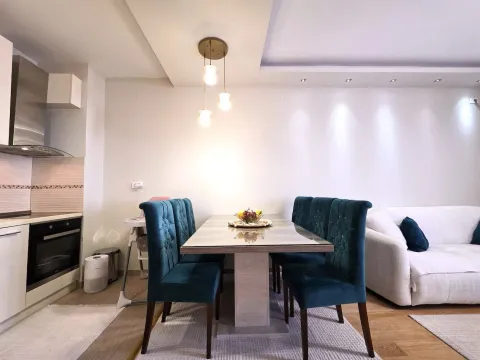 Dnevni boravak sa trpezarijom i modernim namještajem. - image 4
