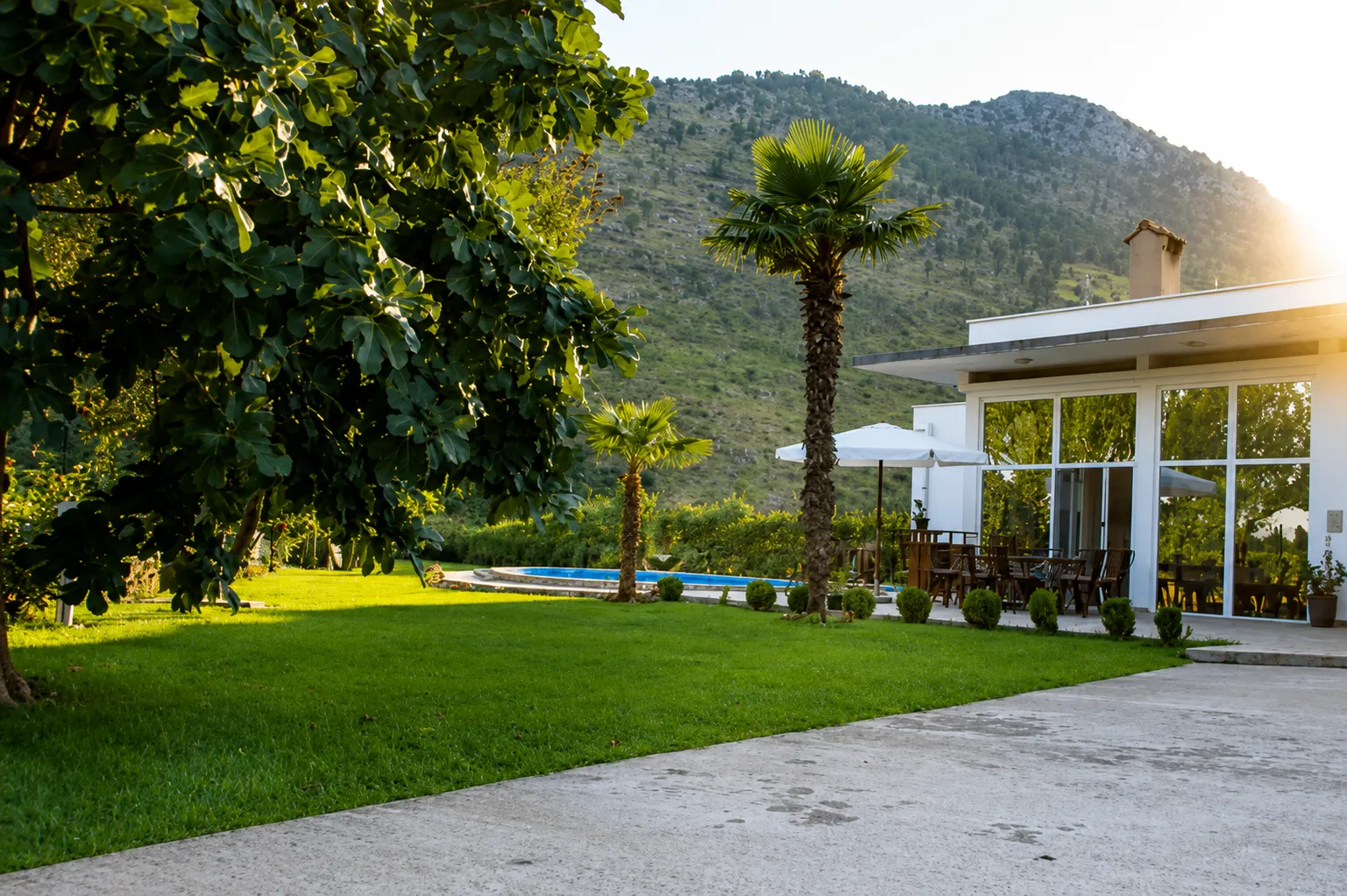 Izdavanje, kuća, 250m², Tološi, Podgorica